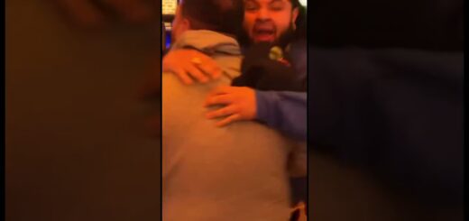 Dude wins $1,100,000 jackpot off a $15 bet playing blackjack!